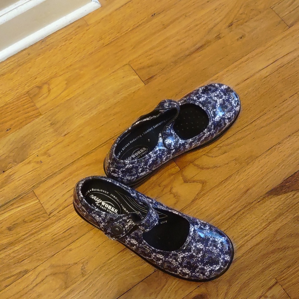 NWOT Easy Street 8.5 WW work shoes